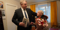 Александр Богомаз вручил юбилейную медаль «80 лет Победы» ветерану Нине Евсеевой - Газета Вестник